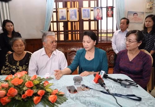 Chủ tịch Quốc hội thăm và tặng quà gia đình chính sách tại TP Hồ Chí Minh ảnh 1