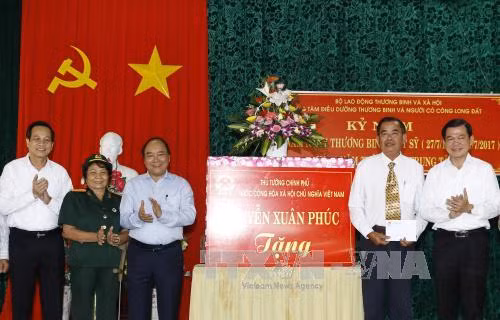 Thủ tướng thăm Trung tâm Điều dưỡng thương binh và người có công Long Đất ảnh 1