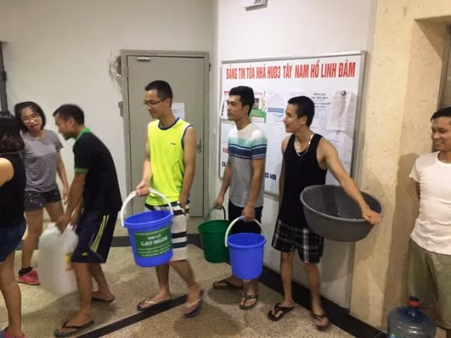 Mất nước cả tuần, cư dân HUD3 xếp hàng xách từng xô nước ảnh 1