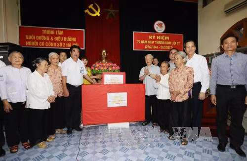 Tổng Bí thư thăm, tặng quà Trung tâm nuôi dưỡng và điều dưỡng người có công số 2 Hà Nội ảnh 2
