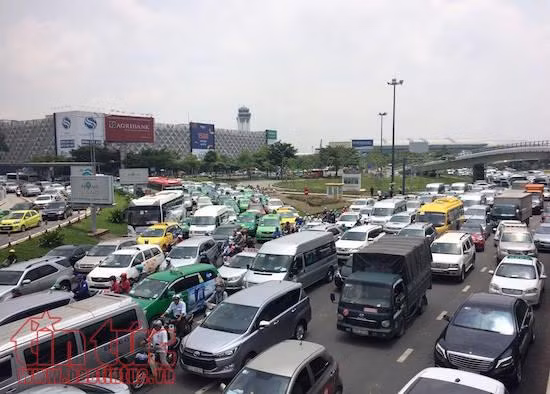 Lại kẹt xe nghiêm trọng các tuyến đường vào sân bay Tân Sơn Nhất ảnh 5