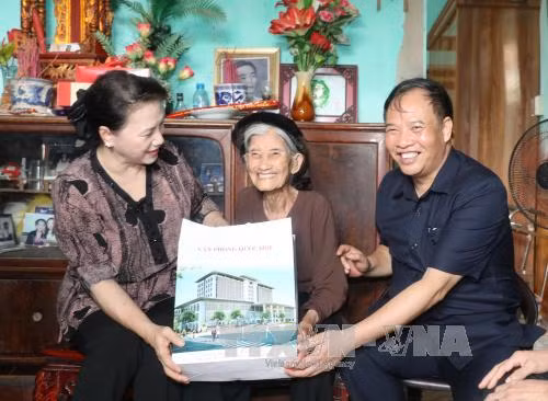 Chủ tịch Quốc hội thăm và tặng quà gia đình chính sách tỉnh Hải Dương ảnh 2