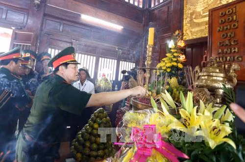 Đại tướng Ngô Xuân Lịch dâng hương, tri ân các anh hùng liệt sỹ ảnh 1
