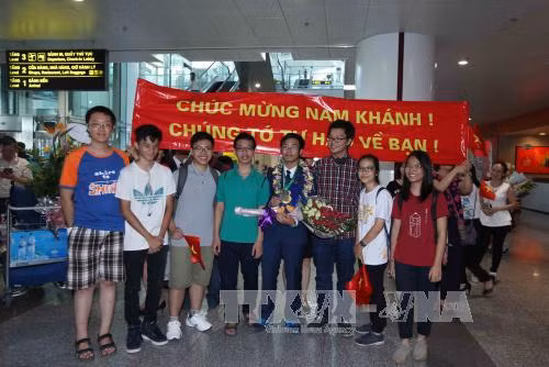 Đón đội tuyển Olympic Toán quốc tế thắng lợi trở về ảnh 4