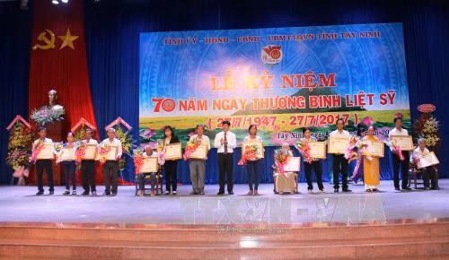 Nhiều hoạt động biểu dương người có công tiêu biểu, truy điệu và an táng hài cốt liệt sĩ ảnh 2