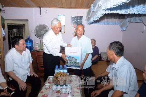 Phó Chủ tịch Quốc hội thăm, tặng quà người có công tại Bắc Kạn ảnh 1