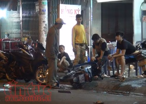 Hai nhóm lao vào hỗn chiến, một người gục tại chỗ ảnh 2