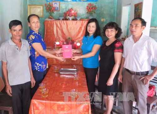Thăm hỏi và tặng quà gia đình chính sách, người có công ảnh 2
