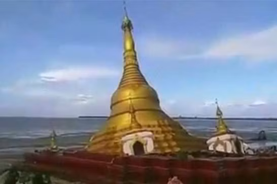 Khoảnh khắc ngôi chùa dát vàng sạt xuống sông tại Myanmar ảnh 1