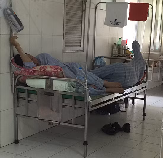 Bệnh viện 'gồng mình' chống quá tải vì dịch sốt xuất huyết ảnh 1