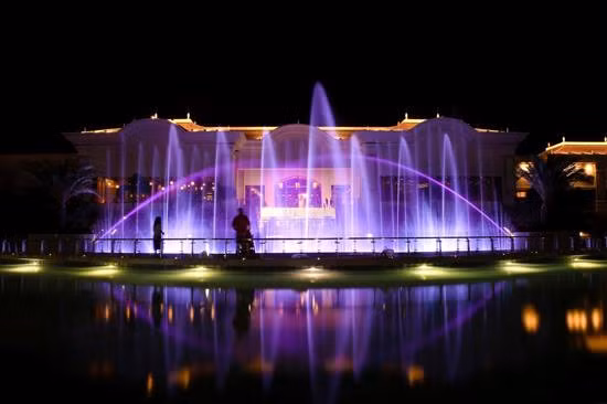 Sơn Tùng M-TP và Phương Vy Idol hát trên sân khấu nhạc nước 'Fountains of Ho Tram' ảnh 1