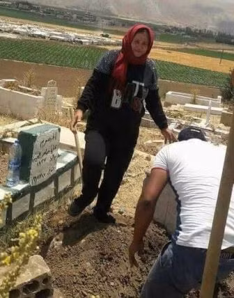 Bà mẹ Lebanon đào mộ con trai nhường chỗ chôn cậu bé tị nạn Syria ảnh 2