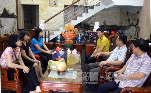 Thăm hỏi và tặng quà gia đình chính sách, người có công ảnh 1