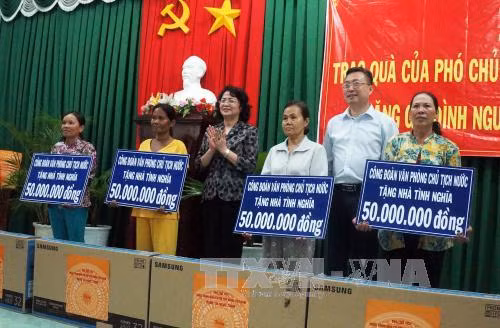 Phó Chủ tịch nước thăm, tặng quà các gia đình chính sách tại Vĩnh Long ảnh 2