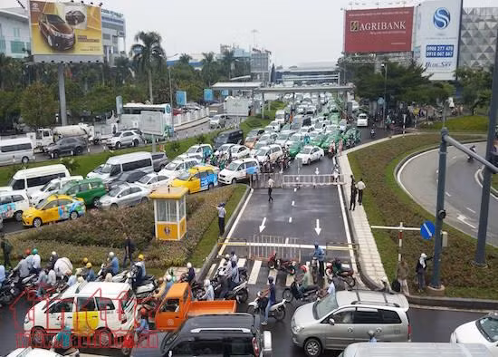 Lại kẹt xe nghiêm trọng các tuyến đường vào sân bay Tân Sơn Nhất ảnh 8