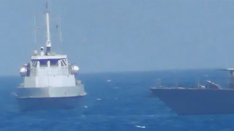 Bị hải quân Iran chặn đầu, nhóm tàu sân bay Mỹ nã đạn cảnh cáo ảnh 2