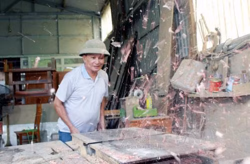 Thương binh Nguyễn Quang Văn làm giàu từ nghề mộc ảnh 1