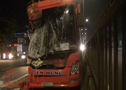 Xe khách lao đầu vào đuôi xe container, hành khách hoảng loạn ảnh 2
