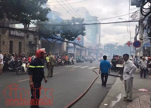 TP Hồ Chí Minh: Cháy dữ dội nhà dân trên đường Lê Văn Sỹ ảnh 2