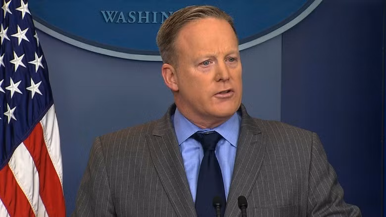Bất đồng quan điểm với Tổng thống Trump, Thư ký báo chí Nhà Trắng tuyên bố từ chức ảnh 1