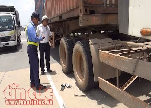 Lốp xe container bất ngờ nổ tung, 'thổi bay' tài xế ảnh 1