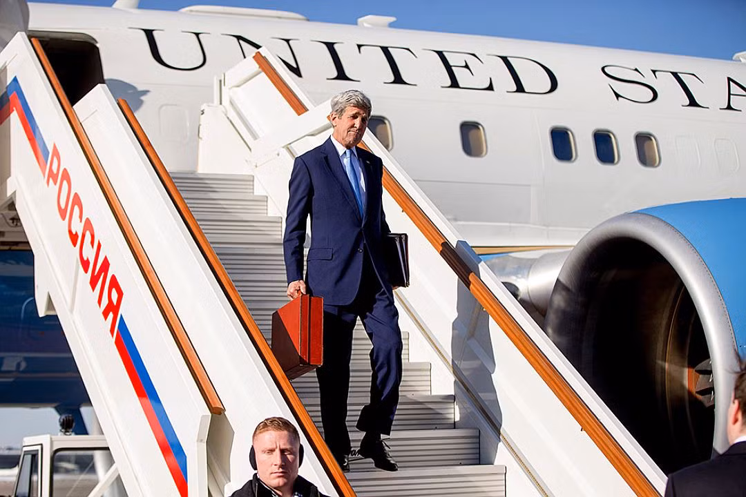 Tiết lộ bên trong chiếc cặp của ông John Kerry ảnh 1
