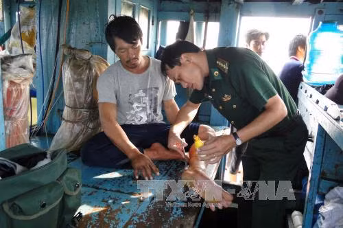 Cứu sống 7 ngư dân bị tàu lạ đâm trên biển ảnh 1