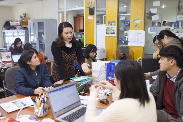 Chị Ngụy Thị Khanh cùng các đồng nghiệp thực hiện nhiều nghiên cứu chỉ rõ những tác động tiêu cực của nhiệt điện than đối với môi trường. Ảnh: GreenID