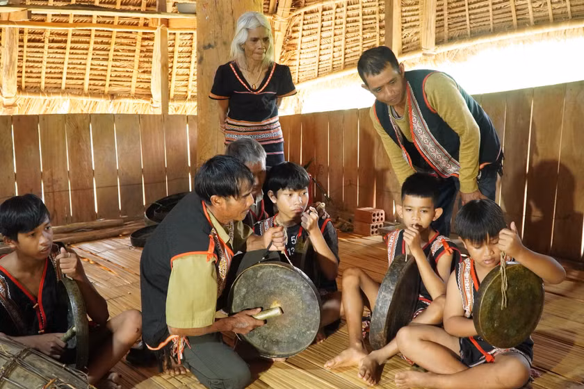 Giữ tiếng cồng chiêng, trao truyền điệu múa xoang