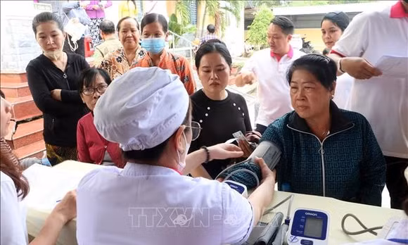 Khám bệnh và phát thuốc miễn phí cho phụ nữ có hoàn cảnh khó khăn