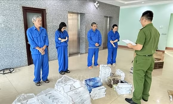 Khởi tố 6 đối tượng buôn bán, tàng trữ 876 cây thuốc lá nhập lậu