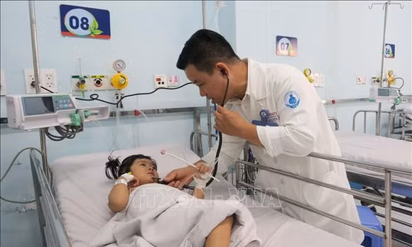 Bệnh tay chân miệng vào mùa, xuất hiện nhiều ca nặng phải thở máy
