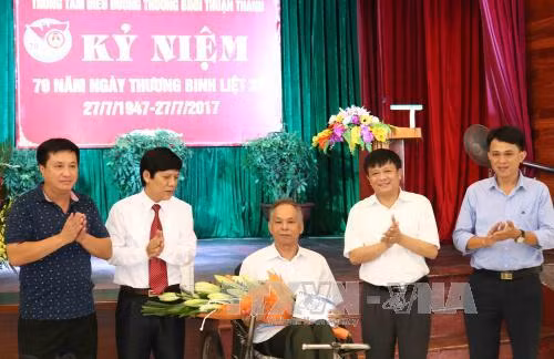 TTXVN thăm, tặng quà thương, bệnh binh Trung tâm Điều dưỡng thương binh Thuận Thành ảnh 1