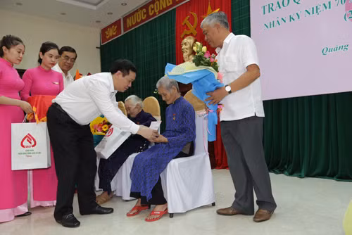 Phó Thủ tướng Vương Đình Huệ tri ân các anh hùng liệt sỹ ảnh 1