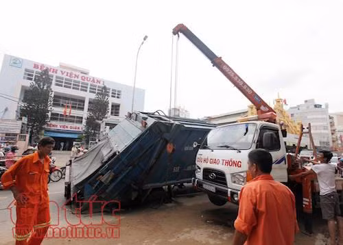 Xe rác nặng 6,5 tấn bị ‘hố tử thần’ nuốt chửng ảnh 1