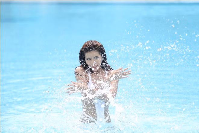 HLV Minh Tú The Face đẹp mê hồn trong Bikini trắng, làm 'hoa trong nước' ảnh 11
