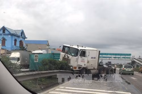 Lật xe container gây ùn tắc giao thông trên quốc lộ 5 ảnh 2