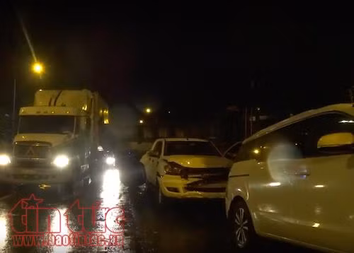 Xe ben húc văng 3 xe ô tô đang dừng chờ đèn tín hiệu giao thông ảnh 1