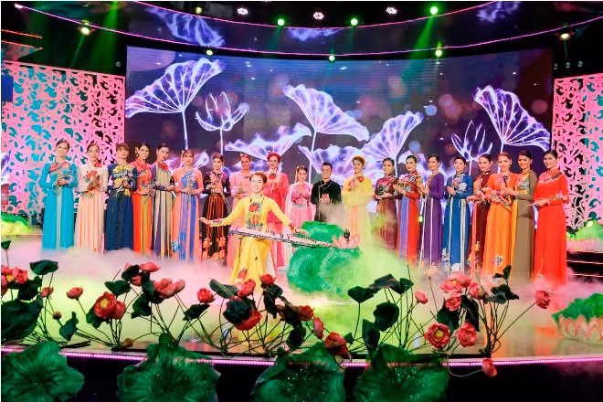 Hoa hậu Sương Đặng diện áo dài hoa sen trong chương trình 'Sài Gòn đêm thứ 7' ảnh 1
