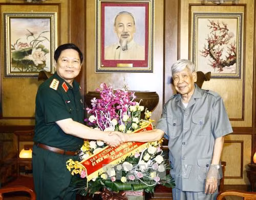  Bộ Quốc phòng thăm tặng quà nguyên Lãnh đạo Đảng, Nhà nước ảnh 2