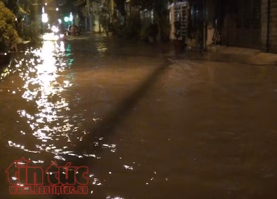 TP Hồ Chí Minh mưa lớn, nhiều nơi lại ngập nặng ảnh 3