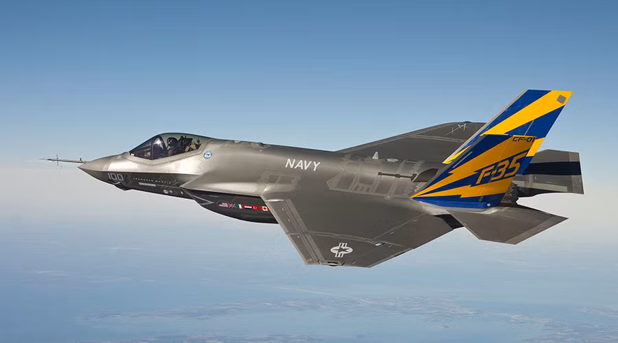 Cái kết khó đoán định khi chiến đấu cơ F-35 do Mỹ chế tạo kết hợp với tàu sân bay của Anh ảnh 1