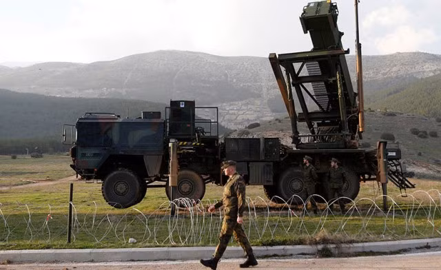 Mỹ lần đầu tiên đưa hệ thống phòng không Patriot tới gần biên giới Nga ảnh 1