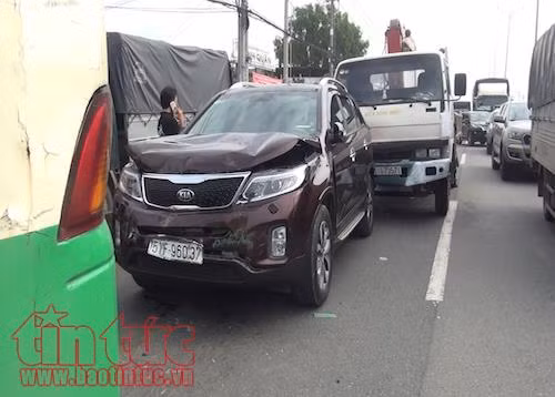 3 xe ô tô đâm liên hoàn, Quốc lộ 1A ùn tắc nghiêm trọng ảnh 2