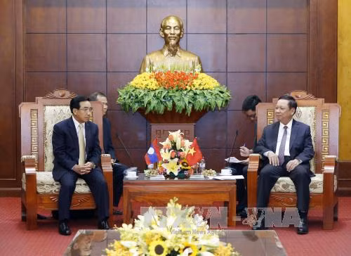 Phó Chủ tịch nước Lào Phankham Viphavanh thăm tỉnh Hòa Bình ảnh 1