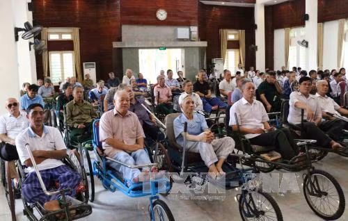 TTXVN thăm, tặng quà thương, bệnh binh Trung tâm Điều dưỡng thương binh Thuận Thành ảnh 2