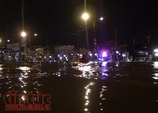 TP Hồ Chí Minh mưa lớn, nhiều nơi lại ngập nặng ảnh 9