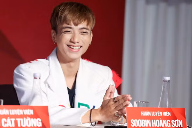 Giữa scandal vừa yêu đã chia tay Hiền Hồ, Soobin Hoàng Sơn cá tính dự họp báo The Voice Kids ảnh 8
