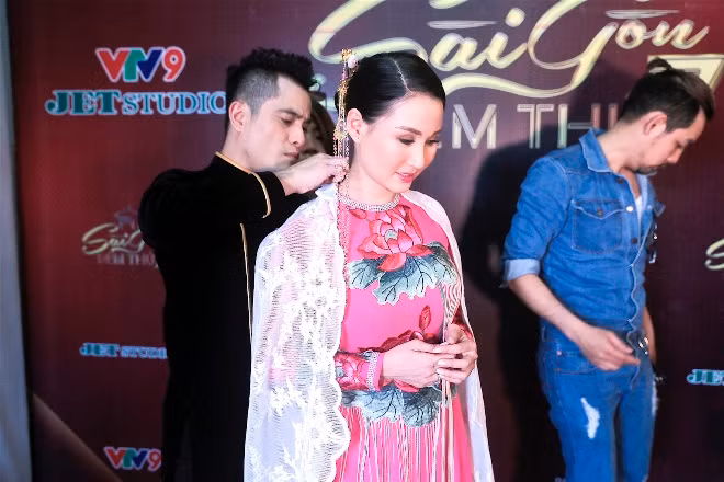 Hoa hậu Sương Đặng diện áo dài hoa sen trong chương trình 'Sài Gòn đêm thứ 7' ảnh 3