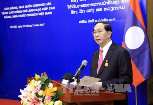  Đảng, Nhà nước Lào trao tặng phần thưởng cao quý cho lãnh đạo cấp cao Việt Nam ảnh 2